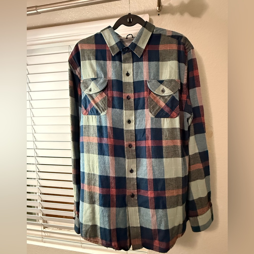 Casual Plaid Button-Down Shirt in Blue and Red